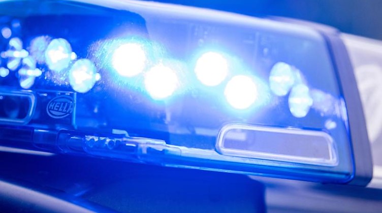 Ein Blaulicht leuchtet an einer Polizeistreife. Foto: Lino Mirgeler/dpa/Symbolbild
