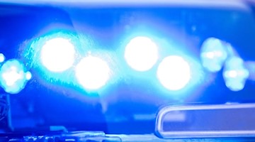 Ein Blaulicht leuchtet an einer Polizeistreife. Foto: Lino Mirgeler/dpa/Symbolbild