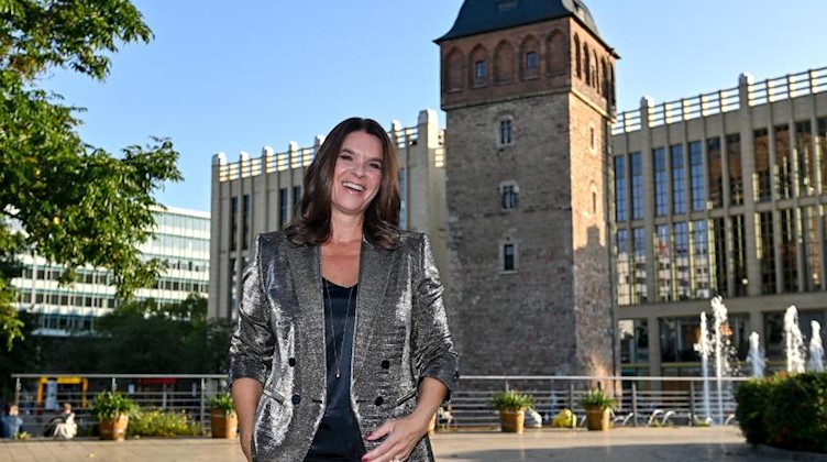 Katarina Witt steht vor dem Roten Turm in Chemnitz. Foto: Hendrik Schmidt/dpa-Zentralbild/ZB