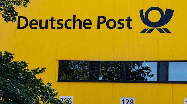 Blick auf ein Paketzustellzentrum der Deutschen Post. Foto: Paul Zinken/dpa/Archivbild