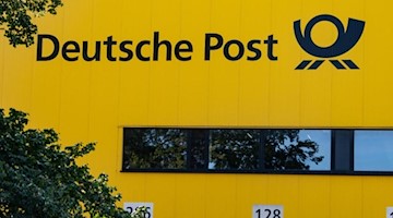 Blick auf ein Paketzustellzentrum der Deutschen Post. Foto: Paul Zinken/dpa/Archivbild