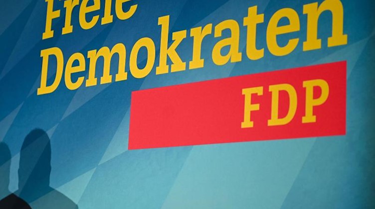 Das Logo der FDP ist bei einem Parteitag zu sehen. Foto: Nicolas Armer/dpa/Symbolbild