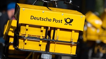 Ein Fahrrad von der Deutschen Post steht an einer Straße. Foto: Sven Hoppe/dpa/Symbolbild