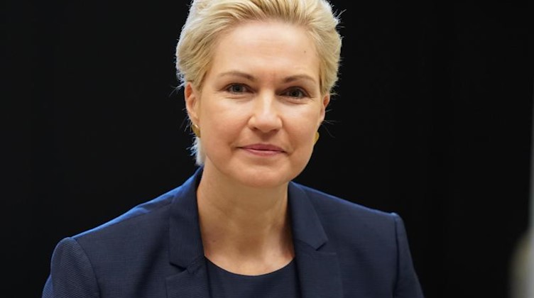 Manuela Schwesig (SPD) lächelt. Foto: Jörg Carstensen/dpa