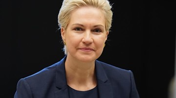 Manuela Schwesig (SPD) lächelt. Foto: Jörg Carstensen/dpa