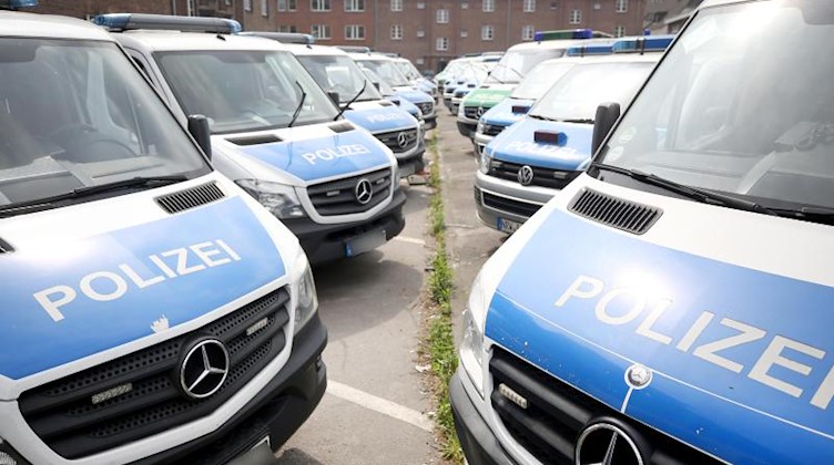 Polizeimannschaftswagen parken auf dem Gelände eines Polizeipräsidiums. Foto: Roland Weihrauch/dpa/Symbol