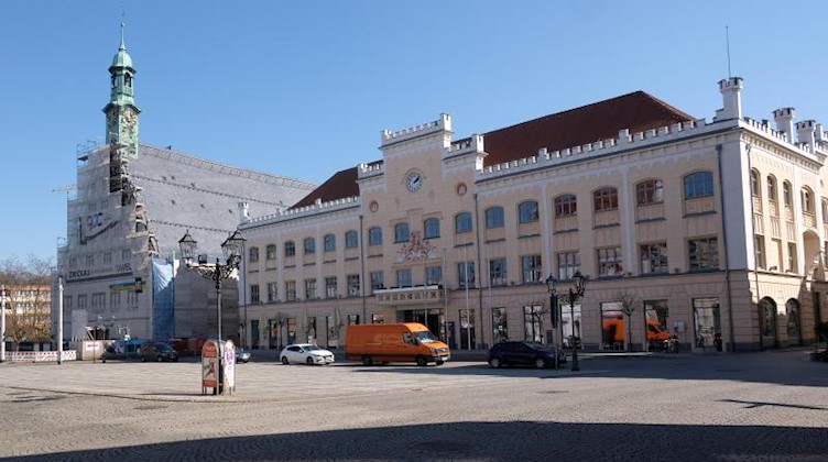 Blick auf den Hauptmarkt von Zwickau mit dem Gewandhaus (l) und dem Rathaus. Foto: Sebastian Willnow/dpa-Zentralbild/dpa/Archivbild