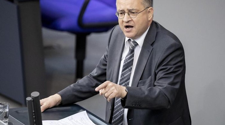 CDU-Bundestagsabgeordneter Arnold Vaatz spricht im Plenum des Bundestags. Foto: Christoph Soeder/dpa/Archivbild