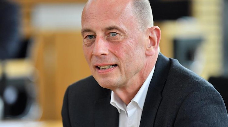Thüringens Wirtschaftsminister Wolfgang Tiefensee nimmt an einer Landtagsdebatte teil. Foto: Martin Schutt/dpa-Zentralbild/dpa/Archivbild