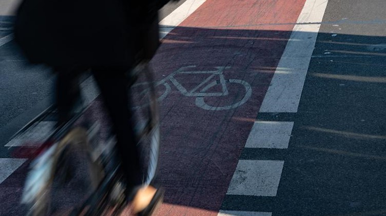 Eine Radfahrerin ist auf einem Radweg unterwegs. Foto: Paul Zinken/dpa-Zentralbild/dpa/Symbolbild/Archiv