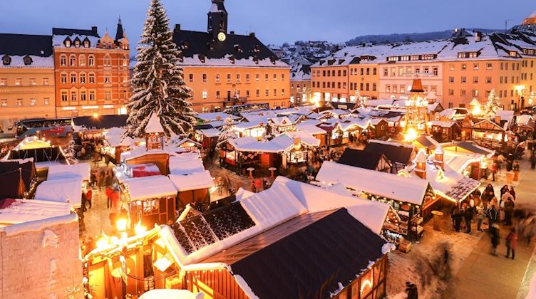 Der Weihnachtsmarkt in Annaberg-Buchholz. Foto: Jan Woitas/zb/dpa/Archivbild