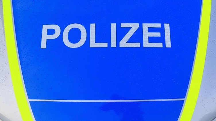 Der Schriftzug "Polizei" steht auf einem Funkstreifenwagen. Foto: Jens Wolf/dpa-Zentralbild/dpa