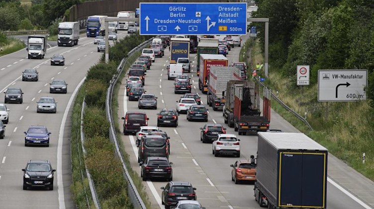 LKW und Autos stauen sich auf der Bundesautobahn A4 in Fahrtrichtung Görlitz. Foto: Robert Michael/dpa-Zentralbild/dpa/Archiv