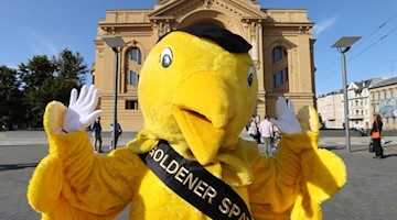 Der Goldene Spatz posiert vor dem Theaterhaus. Foto: Bodo Schackow/dpa-zentralbild/dpa