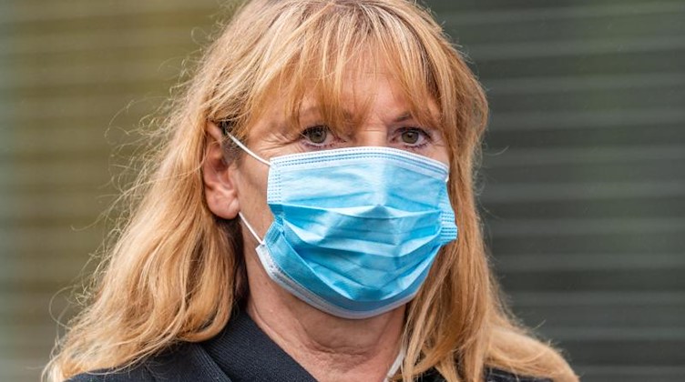 Petra Köpping (SPD) trägt einen Mund-Nasen-Schutz. Foto: Robert Michael/dpa-Zentralbild/dpa/Archivbild