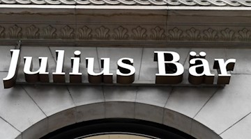 Das Logo der Julius Bär Bank ist zu sehen. Foto: Walter Bieri/KEYSTONE/dpa