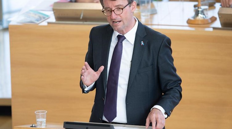 Roland Wöller (CDU) spricht im Sächsischen Landtag. Foto: Sebastian Kahnert/dpa-Zentralbild/dpa/Archivbild
