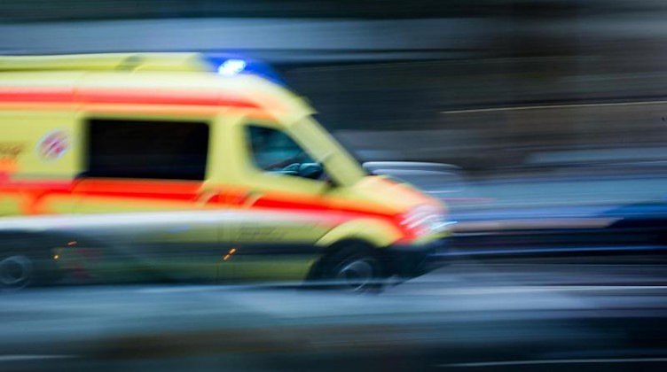 Ein Krankenwagen fährt mit Blaulicht bei einem Einsatz über die Straße. Foto: Arno Burgi/dpa-Zentralbild/dpa/Symbolbild