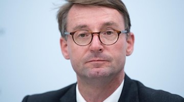 Roland Wöller (CDU) blickt in die Kamera. Foto: Sebastian Kahnert/dpa-Zentralbild/dpa/Archivbild
