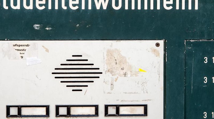Klingeln am Eingang eines Studentenwohnheims. Foto: Armin Weigel/dpa/Symbolbild