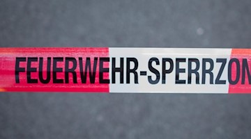 Feuerwehr-Sperrzone. Foto: Daniel Bockwoldt/dpa/Symbolbild