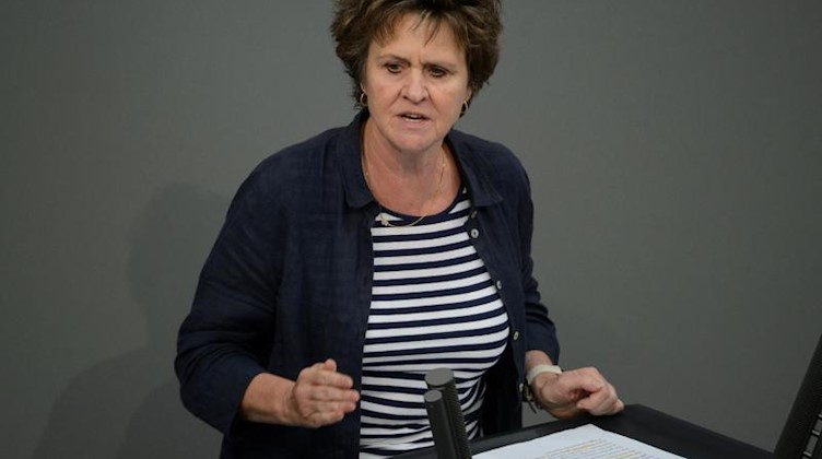 Bundestagsabgeordnete Sabine Zimmermann (Linke) spricht bei einer Bundestagssitzung. Foto: Sina Schuldt/dpa/Archivbild