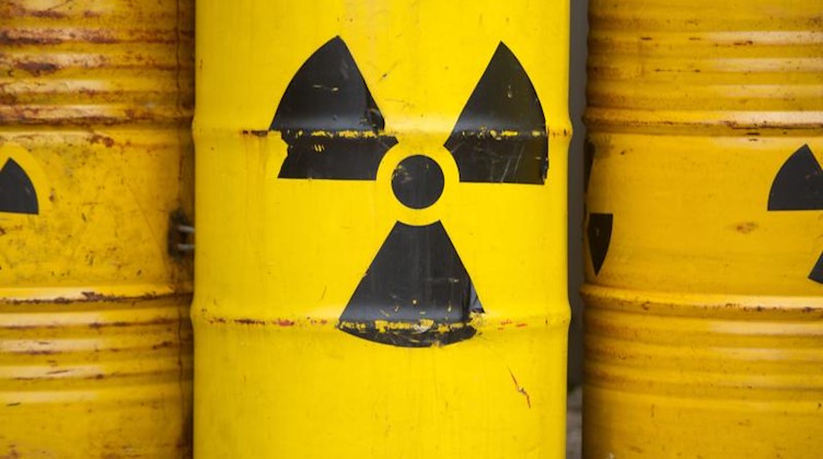 Auf gelben Tonnen ist das Radioaktiv-Zeichen aufgesprüht. Foto: Sebastian Kahnert/dpa/Symbolbild