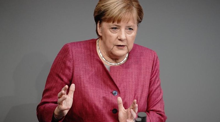 Bundeskanzlerin Angela Merkel (CDU) spricht im Bundestag. Foto: Kay Nietfeld/dpa