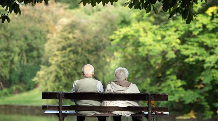 Zwei Senioren sitzen auf einer Bank im Grünen. Foto: Sebastian Kahnert/dpa-Zentralbild/dpa/Archivbild