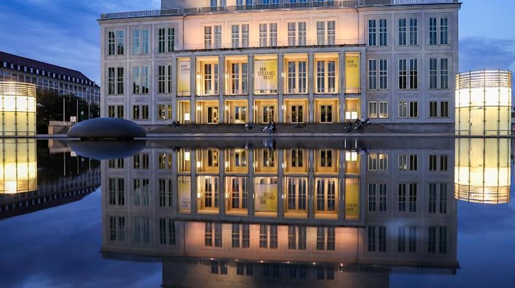 Die Oper spiegelt sich im Springbrunnen auf dem Augustplatz. Foto: Jan Woitas/dpa-Zentralbild/dpa/Archivbild
