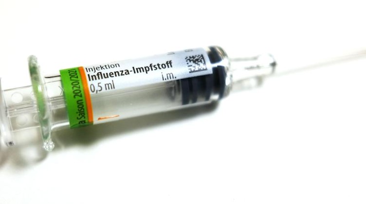Eine Spritze mit einem Influenza Impfstoff liegt auf dem Tisch. Foto: Oliver Berg/dpa/Archivbild