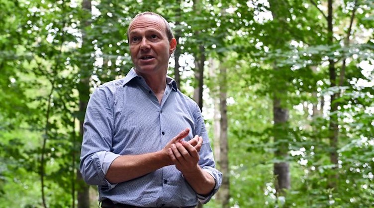 Wolfram Günther (Grüne), Umweltminister von Sachsen, steht im Auwald. Foto: Hendrik Schmidt/dpa-Zentralbild/ZB/Archivbild