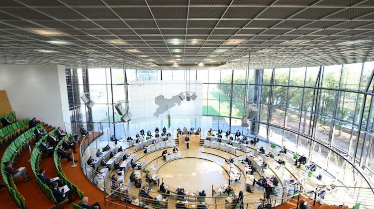 Die Abgeordneten sitzen im Sächsischen Landtag auf ihren Plätzen. Foto: Sebastian Kahnert/dpa-Zentralbild/dpa