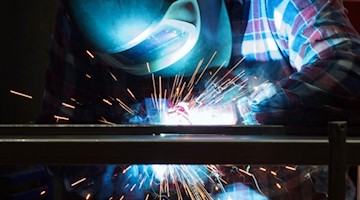 Ein Schweißer einer Anlagentechnik-Firma schweißt Maschinenteile zusammen. Foto: Klaus-Dietmar Gabbert/dpa-Zentralbild/dpa/Symbolbild