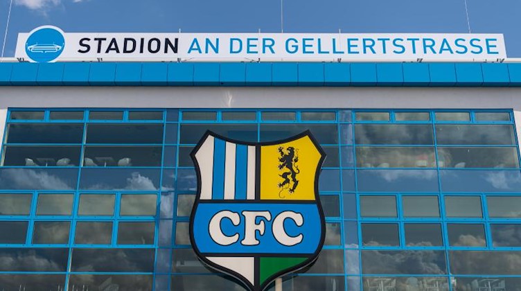 Das Logo des Chemnitzer FC prangt am Stadion. Foto: Robert Michael/dpa-Zentralbild/dpa/Symbolbild