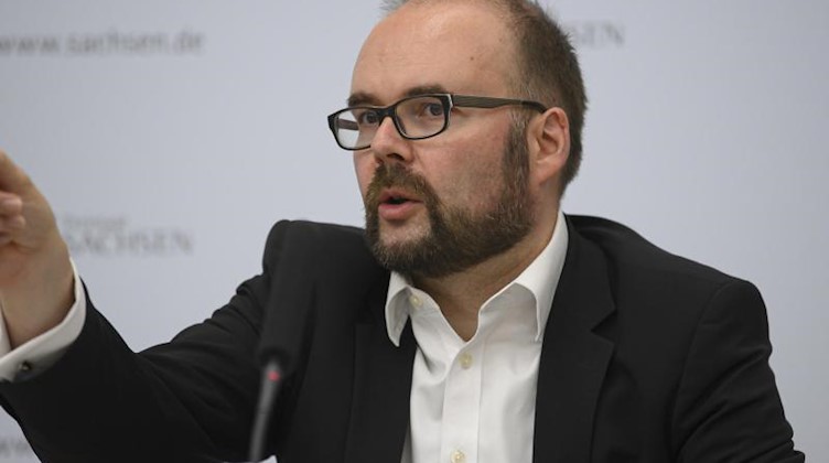 Christian Piwarz (CDU) bei einer Pressekonferenz. Foto: Robert Michael/dpa-Zentralbild/dpa/Archivbild