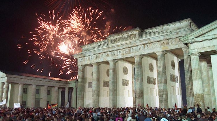Mit einem Feuerwerk am Brandenburger Tor feierten rund eine Million Menschen die deutsche Wiedervereinigung. Foto: dpa/Archivbild
