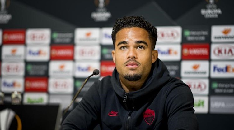Justin Kluivert vom AS Rom sitzt bei einer Pressekonferenz. Foto: Jasper Jacobs/BELGA/dpa