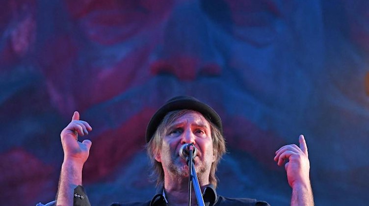 Dirk Zöllner steht mit seiner Band auf der Bühne. Foto: Hendrik Schmidt/dpa-Zentralbild/dpa/Archivbild