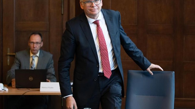 Hartmut Vorjohann (CDU), Finanzminister von Sachsen, kommt vor Beginn der Haushaltsklausur in die Staatskanzlei. Foto: Sebastian Kahnert/dpa-Zentralbild/dpa