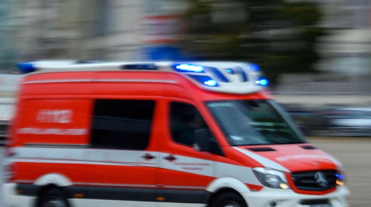 Ein Rettungsfahrzeug der Feuerwehr fährt mit Blaulicht bei einem Einsatz. Foto: Jens Büttner/dpa-Zentralbild/ZB/Symbol