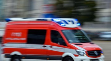Ein Rettungsfahrzeug der Feuerwehr fährt mit Blaulicht bei einem Einsatz. Foto: Jens Büttner/dpa-Zentralbild/ZB/Symbol