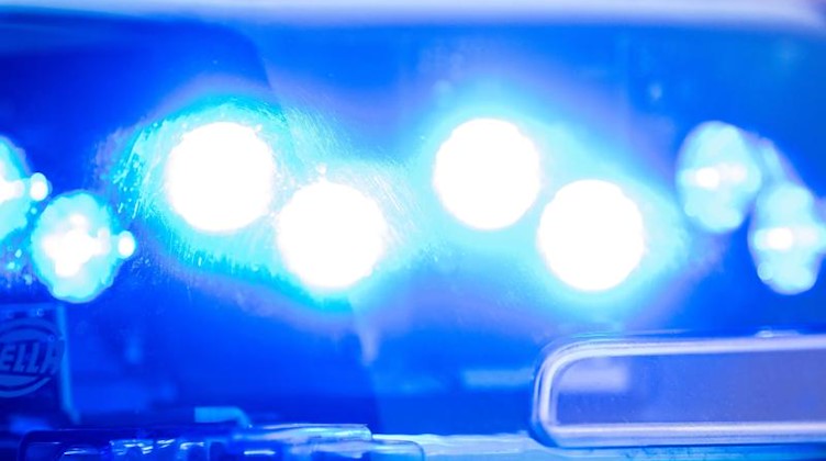 Ein Blaulicht leuchtet an einer Polizeistreife. Foto: Lino Mirgeler/dpa