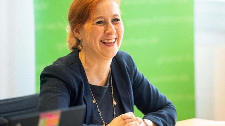 Die sächsische Grünen-Politikerin Franziska Schubert lächelt. Foto: Ronald Bonss/dpa-Zentralbild/dpa