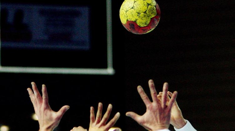 Ein Handball-Spiel. Foto: Boris Roessler/dpa/Symbolbild