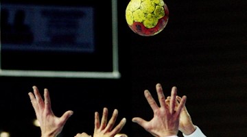 Ein Handball-Spiel. Foto: Boris Roessler/dpa/Symbolbild