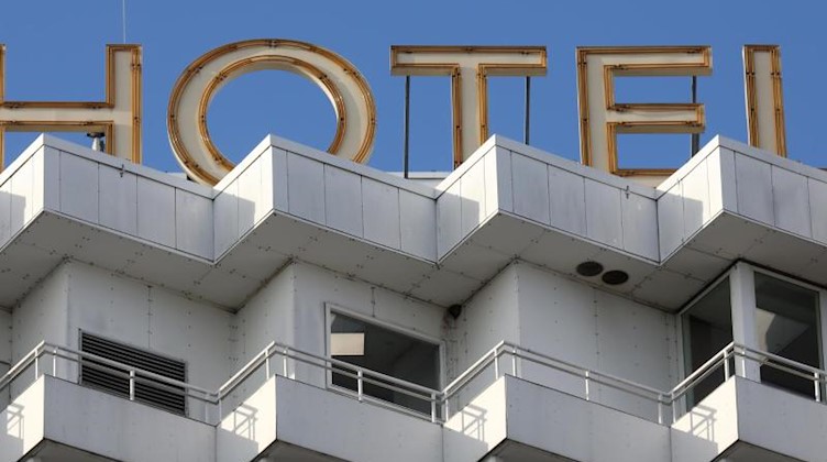 Das Wort «Hotel» auf dem Dach eines Hotels. Foto: Bernd Wüstneck/dpa-Zentralbild/dpa/Symbolbild