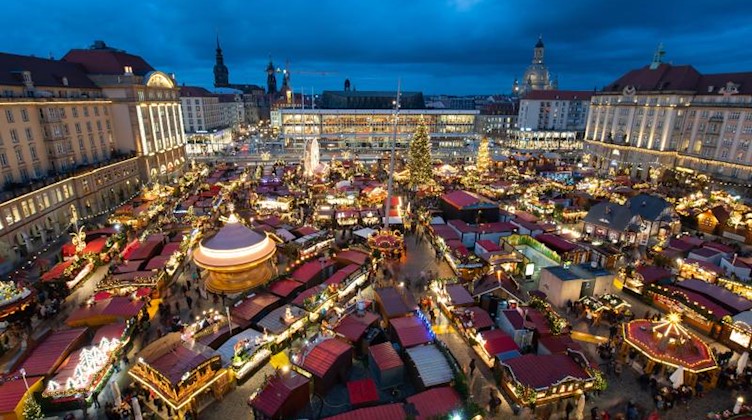 Blick auf den Dresdner Striezelmarkt am Abend. Foto: Robert Michael/dpa-Zentralbild/dpa/Archivbild