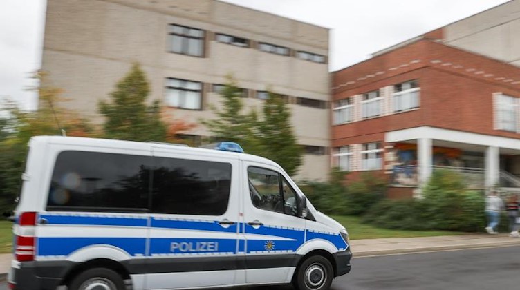 Ein Polizeifahrzeug fährt Streife durch den Stadtteil Paunsdorf. Foto: Jan Woitas/dpa-Zentralbild/dpa
