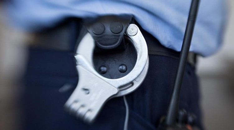 Handschellen hängen am Gürtel eines Justizbeamten. Foto: Friso Gentsch/dpa/Symbolbild